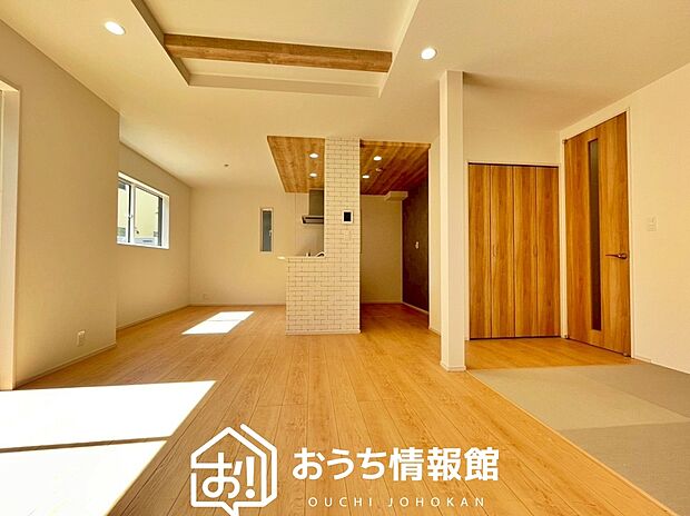 現地写真(リビング)
フローリング材には、木目、色調など木材特有の風合いがあり、ナチュラルな美しさになっています。