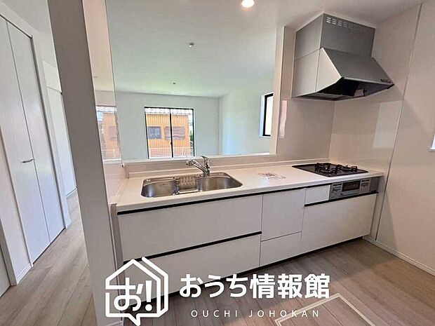 現地写真(キッチン)
収納たっぷりのシステムキッチン、浄水器付水栓を標準装備しています。