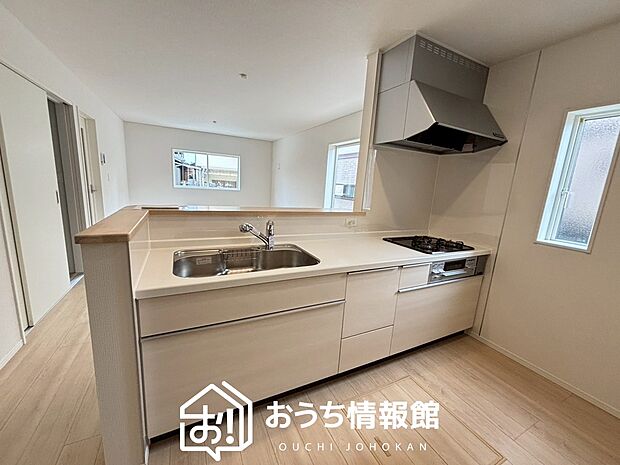 現地写真(キッチン)
収納たっぷりのシステムキッチン、浄水器付水栓を標準装備しています。