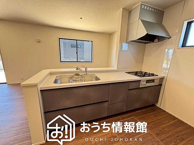 現地写真(キッチン)
収納たっぷりのシステムキッチン、浄水器付水栓を標準装備しています。