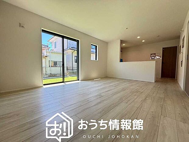 現地写真（リビング）
フローリング材には、木目、色調など木材特有の風合いがあり、ナチュラルな美しさになっています。
