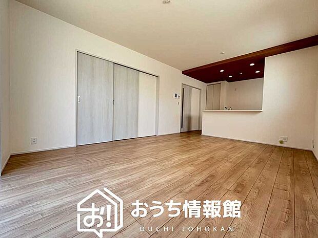 現地写真（リビング）
フローリング材には、木目、色調など木材特有の風合いがあり、ナチュラルな美しさになっています。