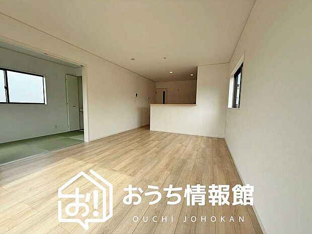 現地写真(リビング)
フローリング材には、木目、色調など木材特有の風合いがあり、ナチュラルな美しさになっています。