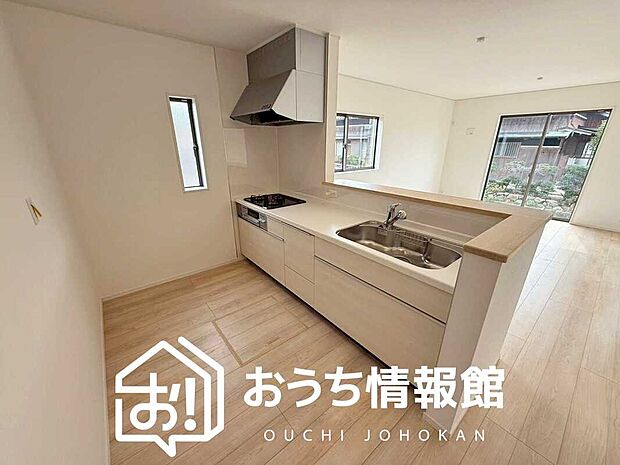 現地写真(キッチン)
収納たっぷりのシステムキッチン、浄水器付水栓を標準装備しています。