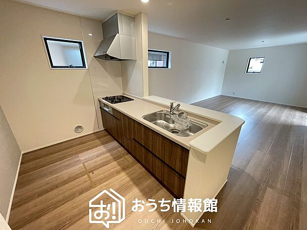 現地写真（キッチン）
収納たっぷりのシステムキッチン、浄水器付水栓を標準装備しています。