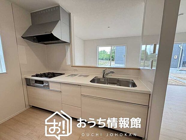 現地写真（キッチン）
収納たっぷりのシステムキッチン、浄水器付水栓を標準装備しています。