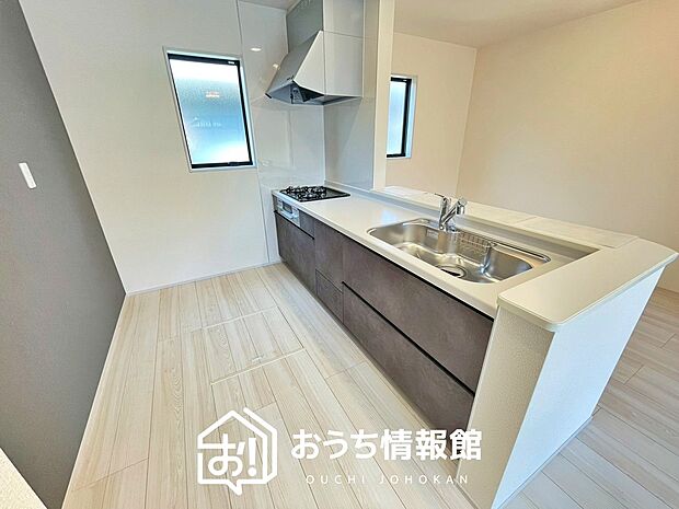現地写真（キッチン）
収納たっぷりのシステムキッチン、浄水器付水栓を標準装備しています。