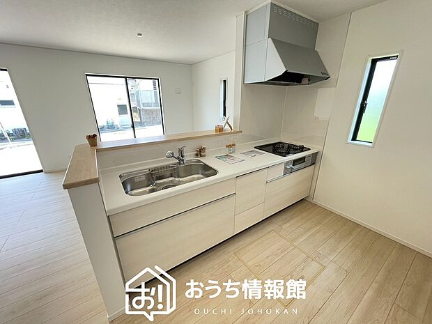 現地写真(キッチン)
収納たっぷりのシステムキッチン、浄水器付水栓を標準装備しています。