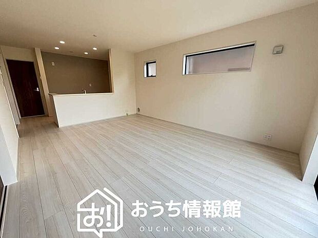 現地写真（リビング）
フローリング材には、木目、色調など木材特有の風合いがあり、ナチュラルな美しさになっています。
