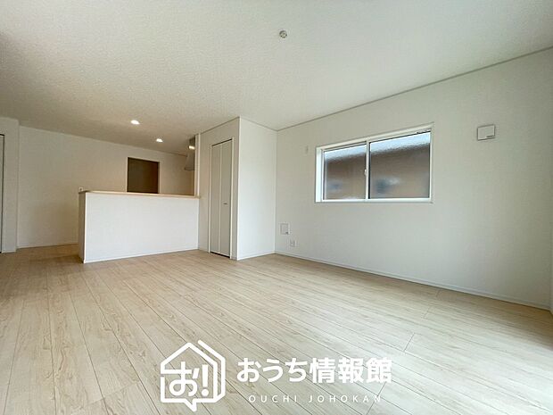 現地写真（リビング）
フローリング材には、木目、色調など木材特有の風合いがあり、ナチュラルな美しさになっています。