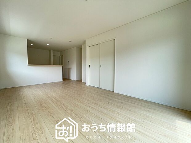 現地写真（リビング）
フローリング材には、木目、色調など木材特有の風合いがあり、ナチュラルな美しさになっています。
