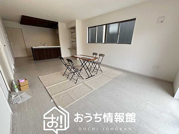 現地写真（リビング）
フローリング材には、木目、色調など木材特有の風合いがあり、ナチュラルな美しさになっています。