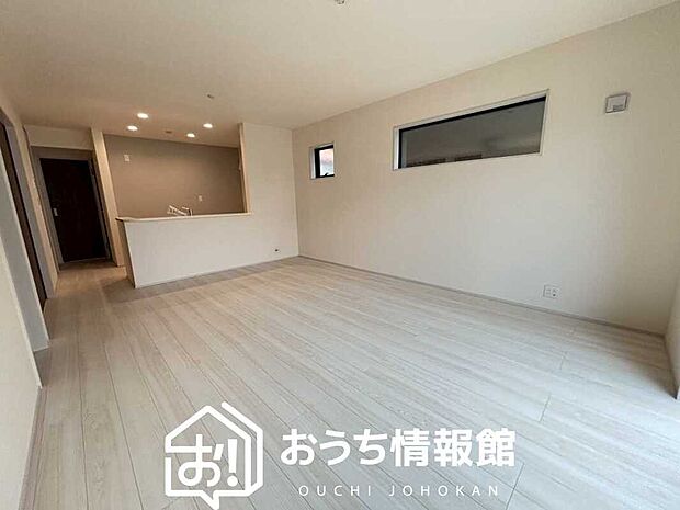 現地写真(リビング)
フローリング材には、木目、色調など木材特有の風合いがあり、ナチュラルな美しさになっています。