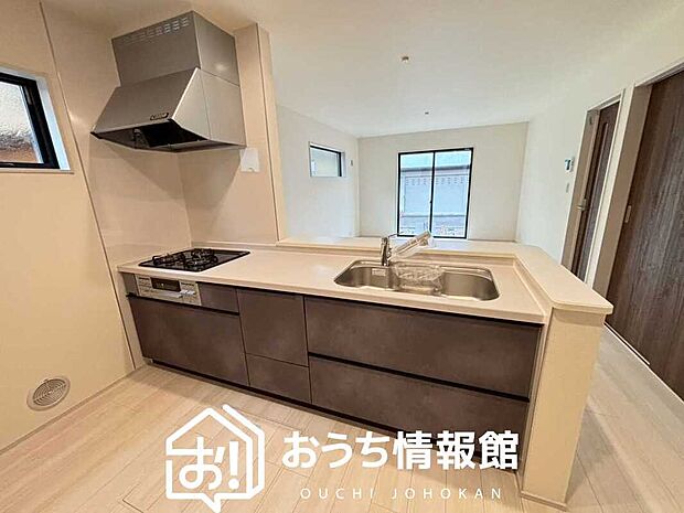 現地写真(キッチン)
収納たっぷりのシステムキッチン、浄水器付水栓を標準装備しています。
