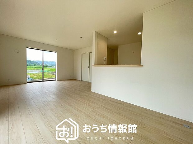 現地写真(リビング)
フローリング材には、木目、色調など木材特有の風合いがあり、ナチュラルな美しさになっています。