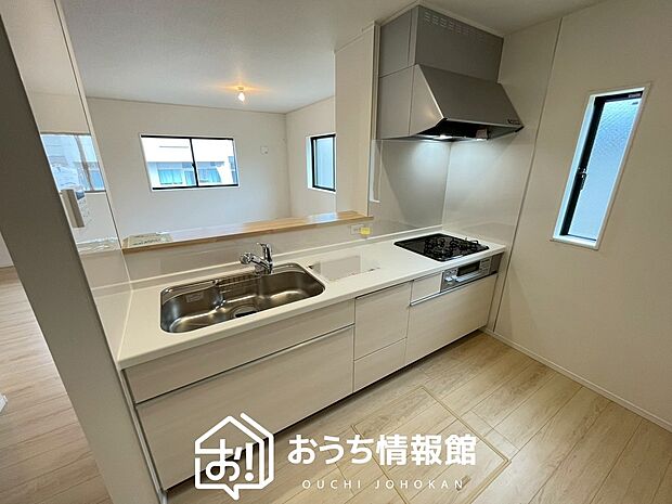 現地写真(キッチン)
収納たっぷりのシステムキッチン、浄水器付水栓を標準装備しています。