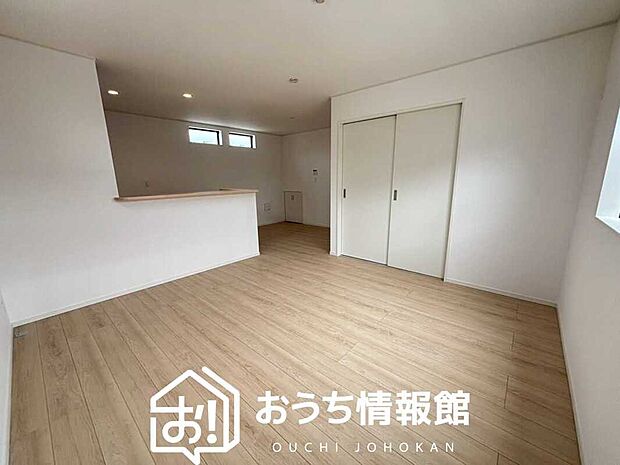 現地写真(リビング)
フローリング材には、木目、色調など木材特有の風合いがあり、ナチュラルな美しさになっています。