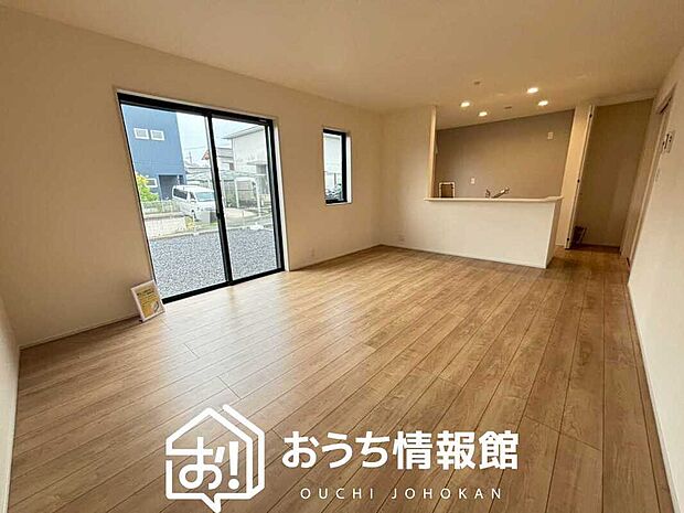 現地写真(リビング)
フローリング材には、木目、色調など木材特有の風合いがあり、ナチュラルな美しさになっています。