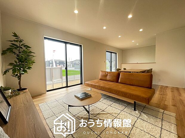 現地写真(リビング)
フローリング材には、木目、色調など木材特有の風合いがあり、ナチュラルな美しさになっています。