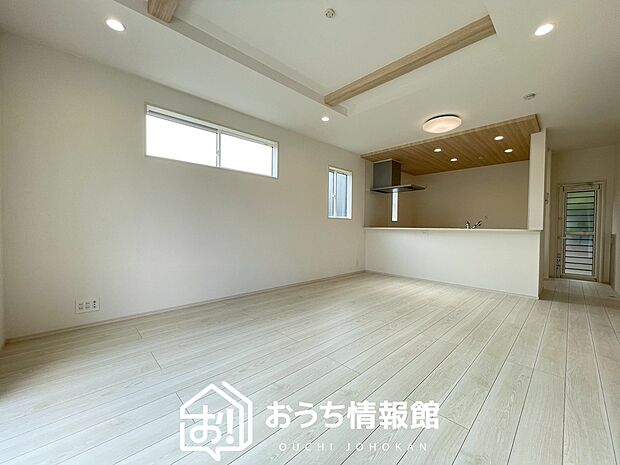 現地写真(リビング)
フローリング材には、木目、色調など木材特有の風合いがあり、ナチュラルな美しさになっています。