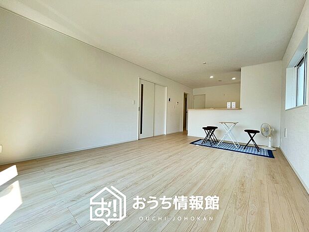 現地写真(リビング)
フローリング材には、木目、色調など木材特有の風合いがあり、ナチュラルな美しさになっています。