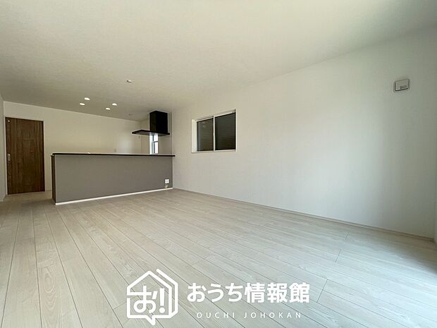 現地写真(リビング)
フローリング材には、木目、色調など木材特有の風合いがあり、ナチュラルな美しさになっています。