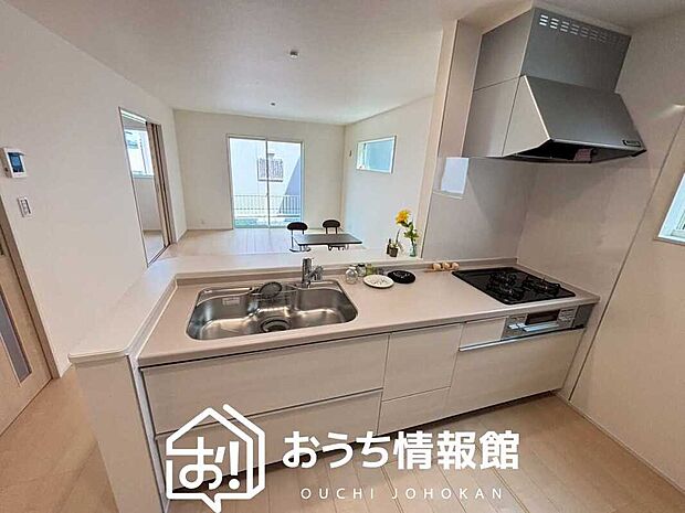 現地写真(キッチン)
収納たっぷりのシステムキッチン、浄水器付水栓を標準装備しています。