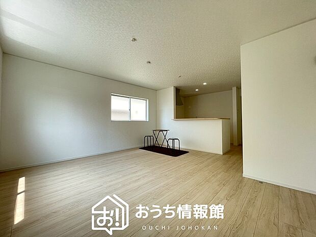 現地写真(リビング)
フローリング材には、木目、色調など木材特有の風合いがあり、ナチュラルな美しさになっています。