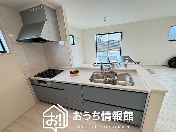 現地写真(キッチン)
収納たっぷりのシステムキッチン、浄水器付水栓を標準装備しています。