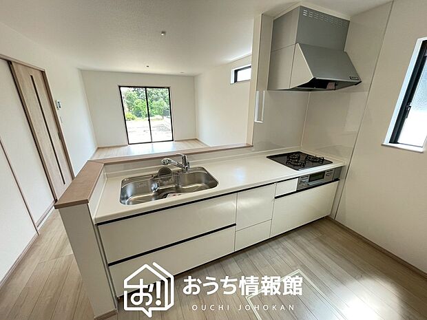 現地写真(キッチン)
収納たっぷりのシステムキッチン、浄水器付水栓を標準装備しています。