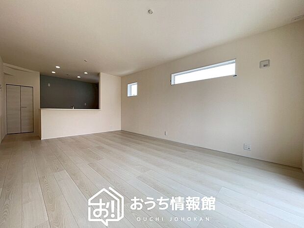 現地写真(リビング)
フローリング材には、木目、色調など木材特有の風合いがあり、ナチュラルな美しさになっています。