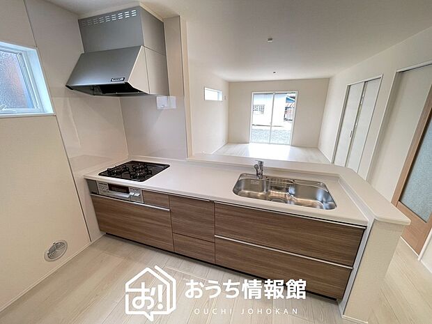現地写真(キッチン)
収納たっぷりのシステムキッチン、浄水器付水栓を標準装備しています。