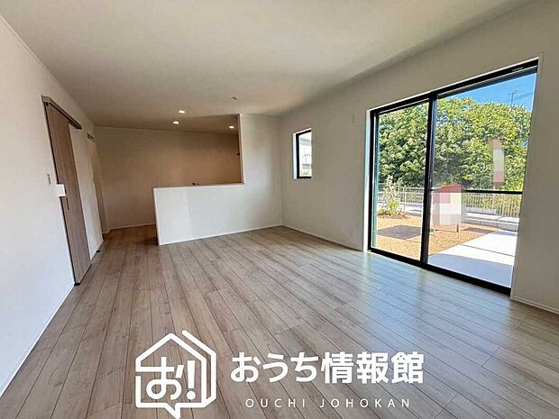 現地写真(リビング)
フローリング材には、木目、色調など木材特有の風合いがあり、ナチュラルな美しさになっています。
