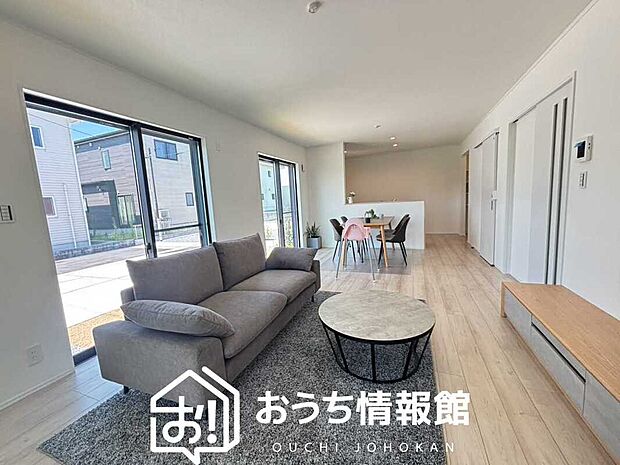 現地写真(リビング)
フローリング材には、木目、色調など木材特有の風合いがあり、ナチュラルな美しさになっています。