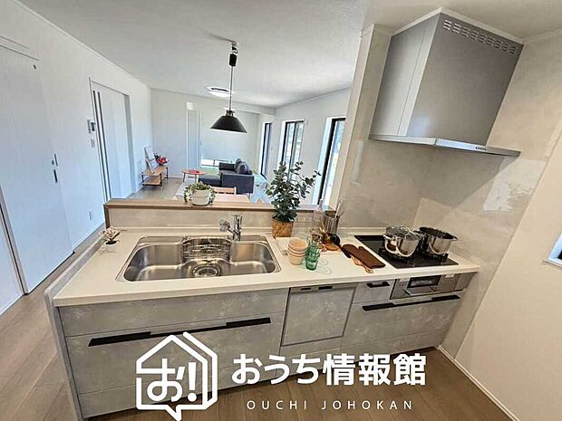 現地写真(キッチン)
収納たっぷりのシステムキッチン、浄水器付水栓を標準装備しています。