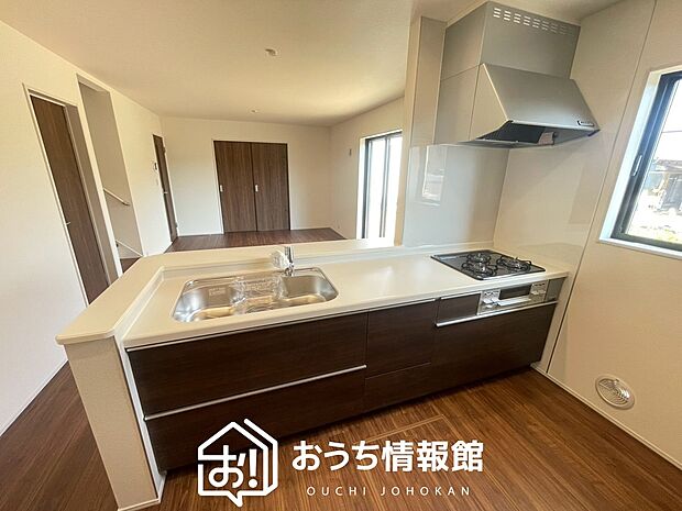 現地写真(キッチン)
収納たっぷりのシステムキッチン、浄水器付水栓を標準装備しています。