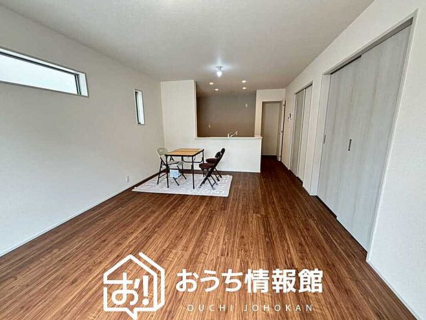 現地写真(リビング)
フローリング材には、木目、色調など木材特有の風合いがあり、ナチュラルな美しさになっています。