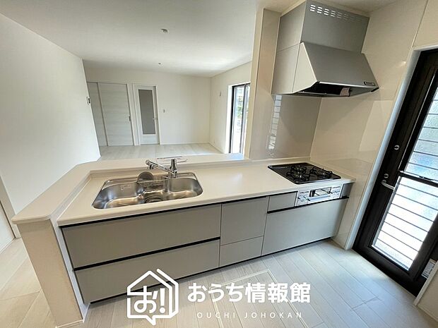 現地写真(キッチン)
収納たっぷりのシステムキッチン、浄水器付水栓を標準装備しています。