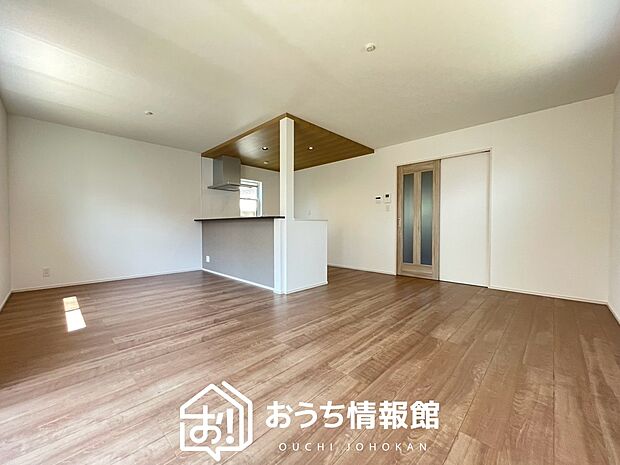 現地写真(リビング)
フローリング材には、木目、色調など木材特有の風合いがあり、ナチュラルな美しさになっています。