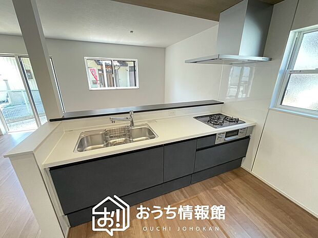 現地写真(キッチン)
収納たっぷりのシステムキッチン、浄水器付水栓を標準装備しています。