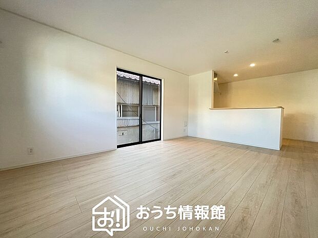 現地写真(リビング)
フローリング材には、木目、色調など木材特有の風合いがあり、ナチュラルな美しさになっています。