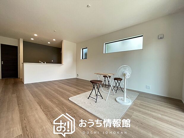 現地写真(リビング)
フローリング材には、木目、色調など木材特有の風合いがあり、ナチュラルな美しさになっています。