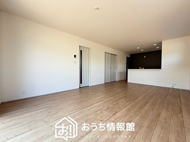 現地写真(リビング)
フローリング材には、木目、色調など木材特有の風合いがあり、ナチュラルな美しさになっています。