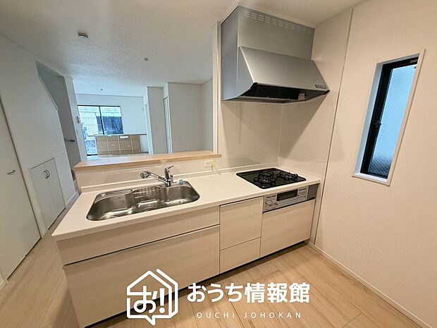 現地写真(キッチン)
収納たっぷりのシステムキッチン、浄水器付水栓を標準装備しています。