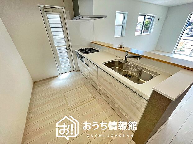 現地写真(キッチン)
収納たっぷりのシステムキッチン、浄水器付水栓を標準装備しています。