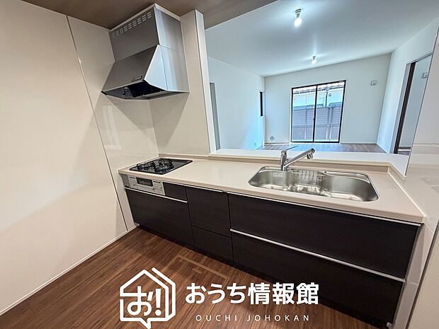 現地写真（キッチン）
収納たっぷりのシステムキッチン、浄水器付水栓を標準装備しています。