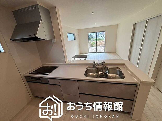 現地写真(キッチン)
収納たっぷりのシステムキッチン、浄水器付水栓を標準装備しています。
