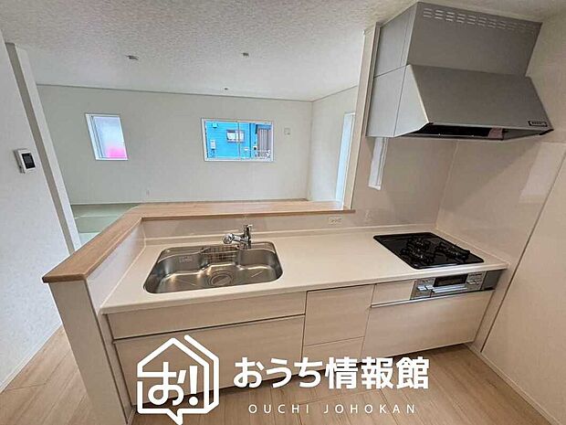 現地写真(キッチン)
収納たっぷりのシステムキッチン、浄水器付水栓を標準装備しています。