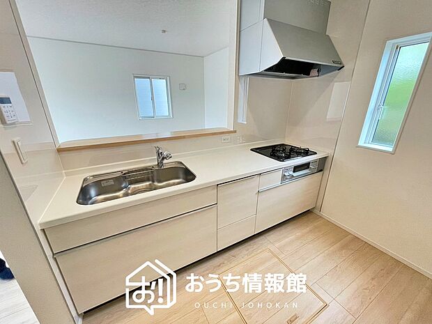 現地写真(キッチン)
収納たっぷりのシステムキッチン、浄水器付水栓を標準装備しています。