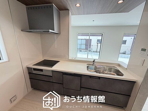 現地写真(キッチン)
収納たっぷりのシステムキッチン、浄水器付水栓を標準装備しています。